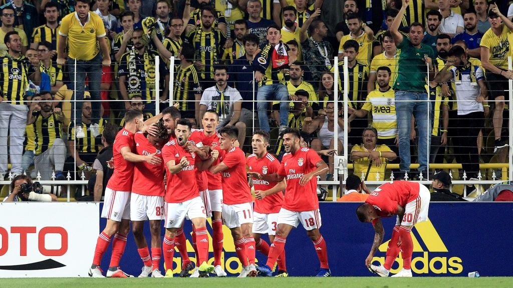Benfica, Ajax e Estrela Vermelha seguem vivos na Champions League; Celtic cai
