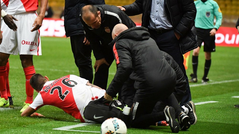 Gabriel Boschilia moments after suffering the injury. Goal