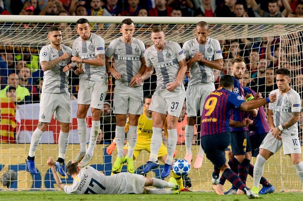 Croata da Inter que deitou no chão para bloquear falta do Barça. Goal