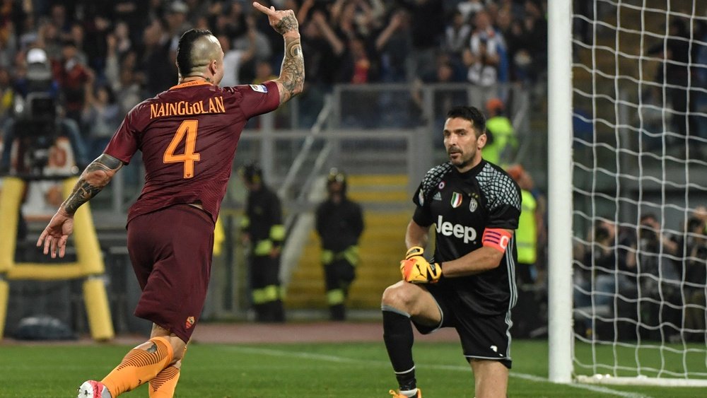 Buffon et Nainggolan face à face. Goal