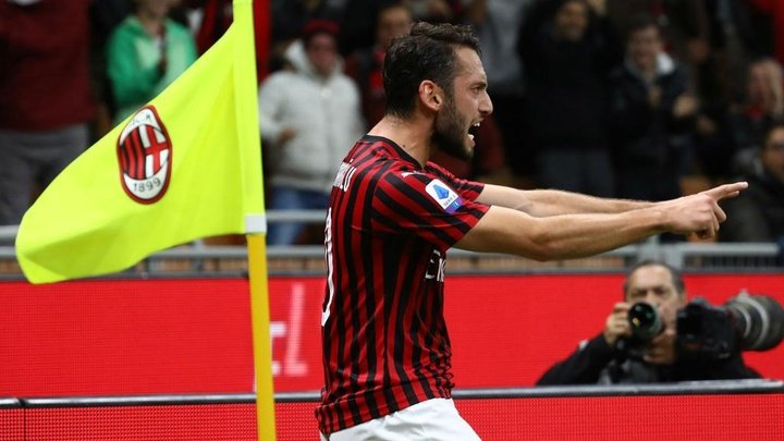 Sorriso Milan, Calhanoglu e Musacchio tornano in gruppo: recuperati per la Fiorentina