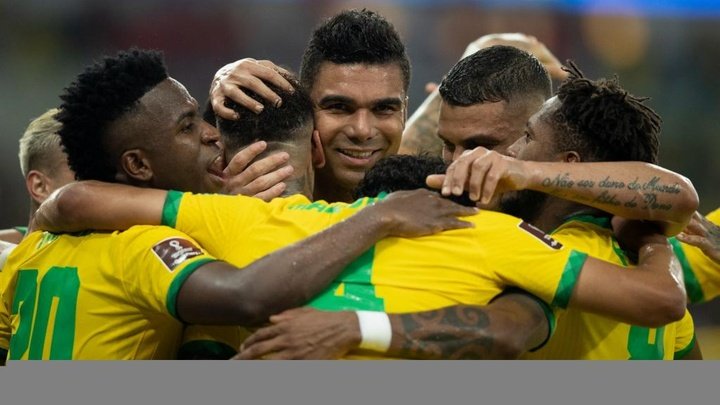Seleção se despede do Brasil com clima descontraído, batucada e ações de patrocinadores