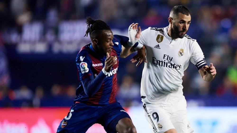 Doukoure tore his ACL after penalty challenge. GOAL
