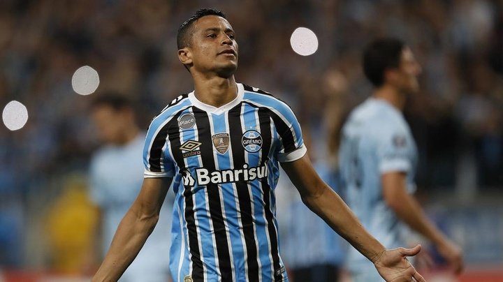 Grêmio goleia e avança na Libertadores