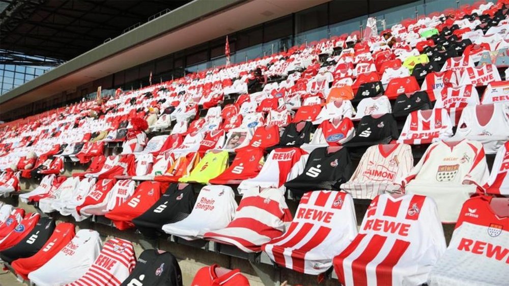 Colônia usa camisas e cachecóis para simular torcida na Bundesliga. EFE