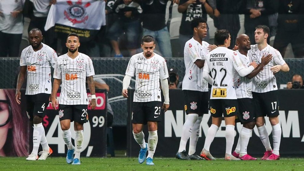 Tudo do avesso? Corinthians sofre na defesa, mas dupla Love – Boselli garante empate
