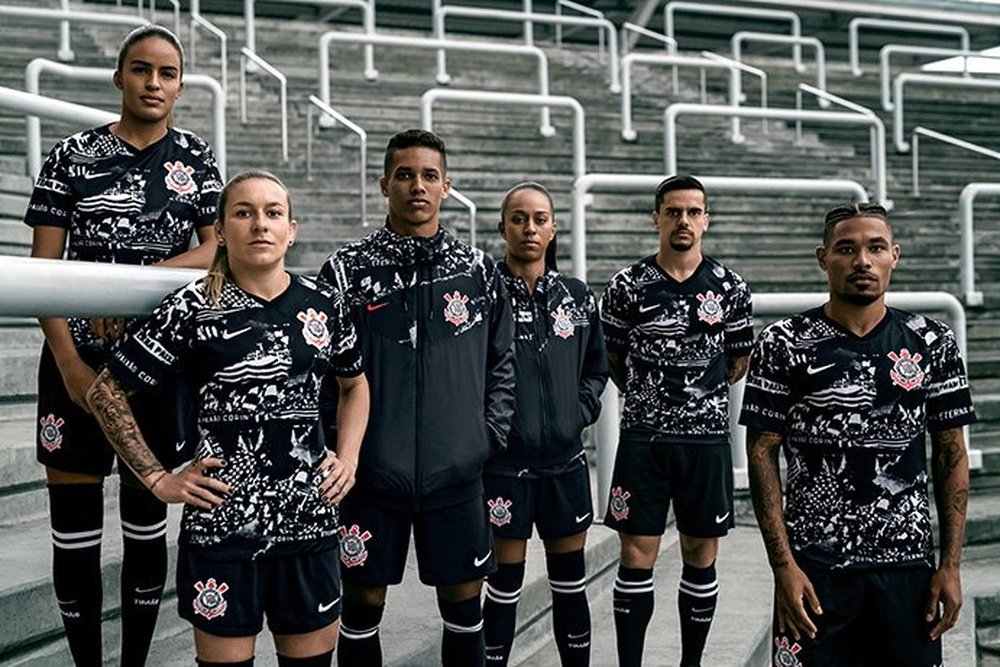 Retrospecto do Corinthians em inovar nas camisas não agrada aos fãs. Goal