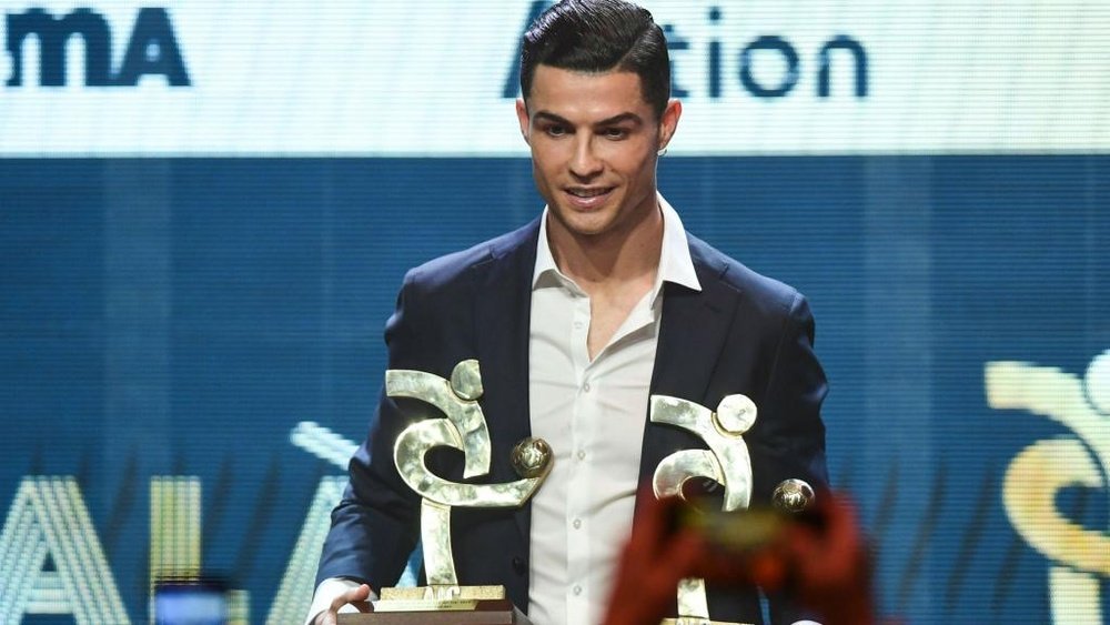 Cristiano Ronaldo réconforté par sa compagne après son échec au Ballon d'Or. AFP