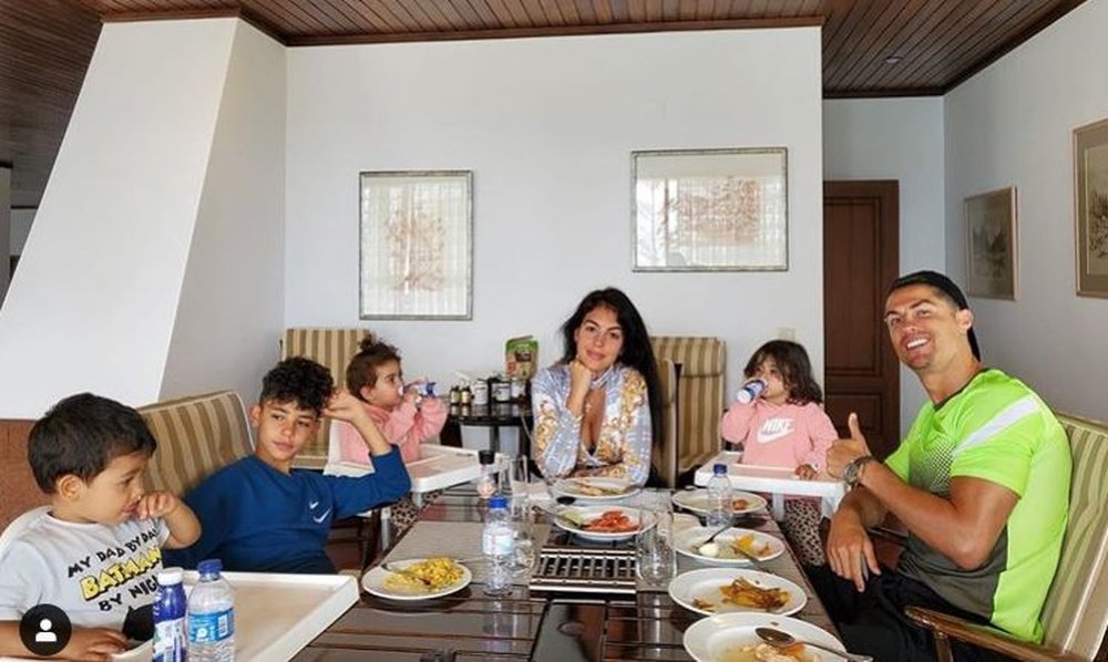 Cristiano Ronaldo celebrou a Páscoa com um almoço em família. Twitter @Cristiano