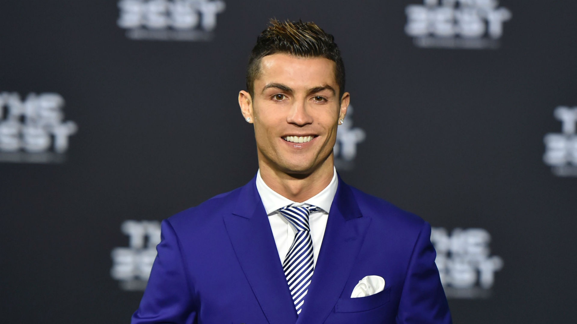 Cristiano Ronaldo poses for pictures at 'The Best' FIFA Football Awards. Goal