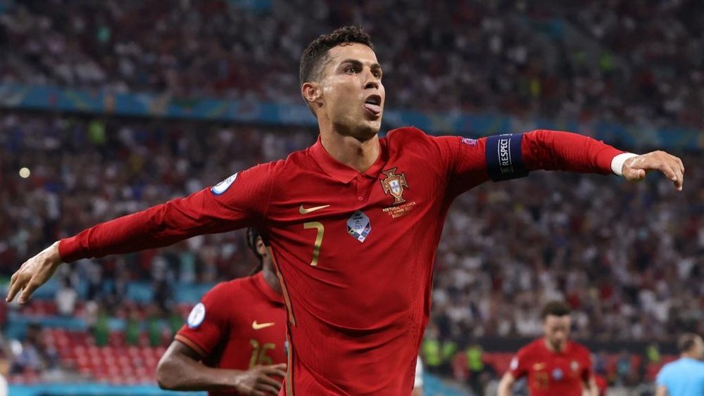 Ali Daei applaudit Cristiano Ronaldo pour son record de buts. Goal
