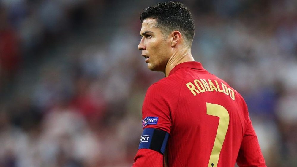 Daei congratulates Ronaldo. Goal