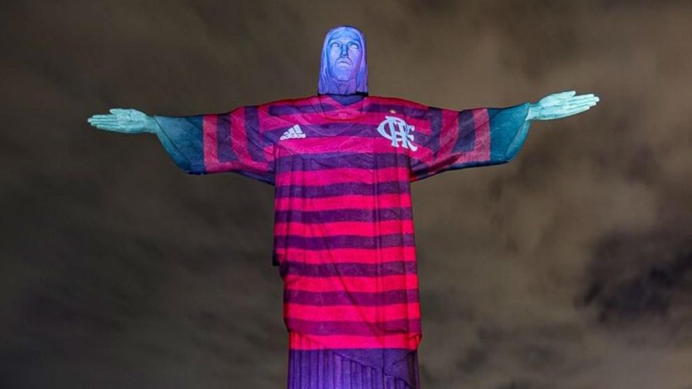 Cristo Redentor veste camisa de R$ 100 mil do Flamengo
