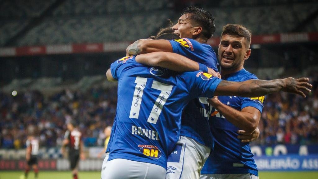 Cruzeiro vira em casa sobre o Atlético-PR; Chapecoense e Santos ficam no zero