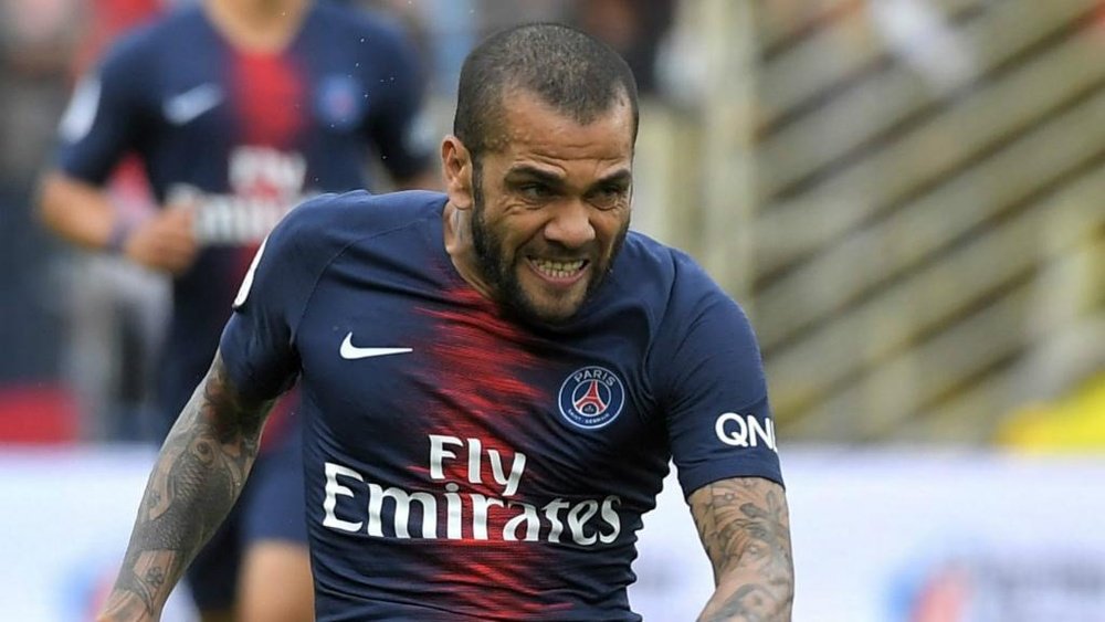 Alves pourrait quitter Paris. AFP