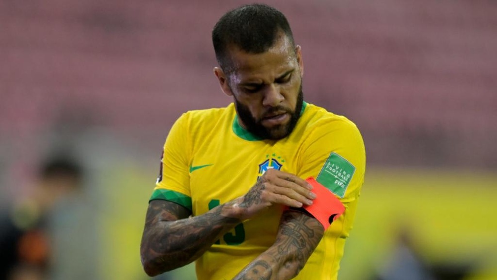 Sem clube e sem jogar, sonho de Copa do Mundo fica mais difícil para Dani Alves.