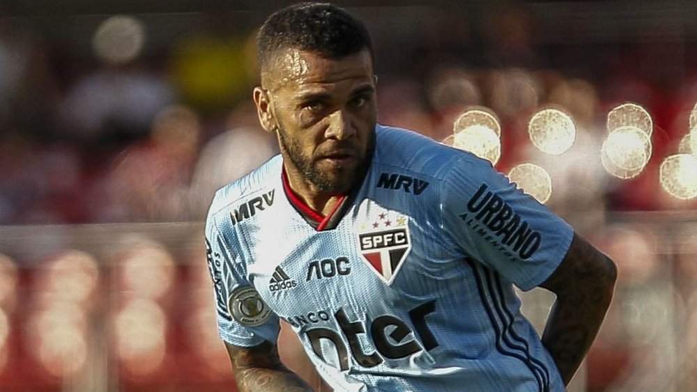 Dani Alves allume la ville de Paris et y dénonce le racisme. Goal