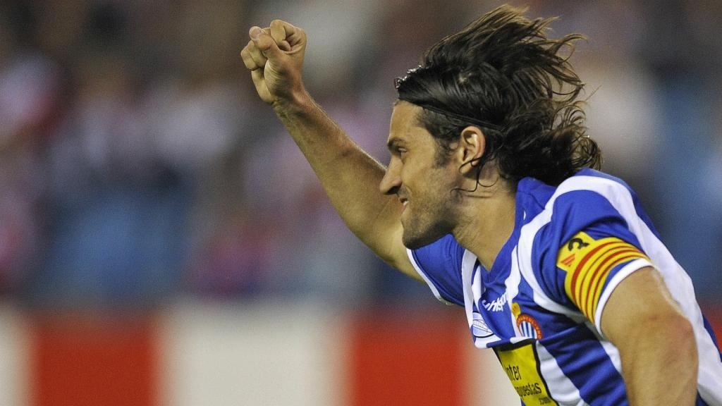 Esse é Daniel Jarque, homeageado por Iniesta no gol do título da Espanha em 2010. EFE