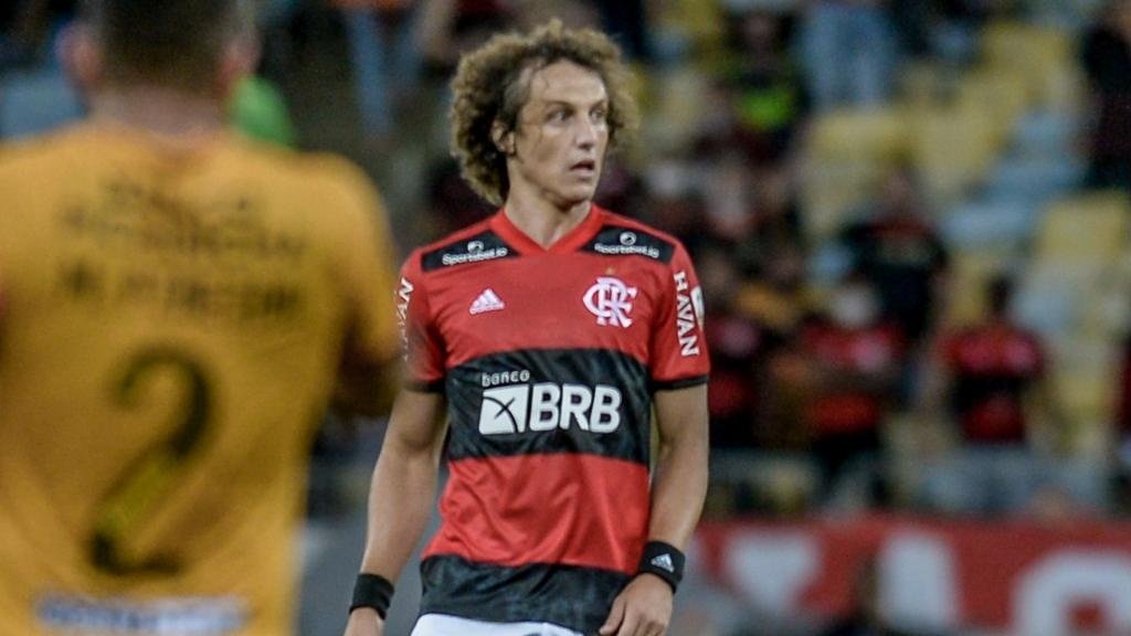 Seguro, David Luiz mostra repertório em estreia e encanta a torcida do Flamengo