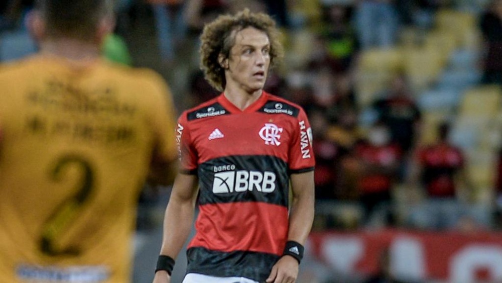 David Luiz mostra repertório em estreia. EFE