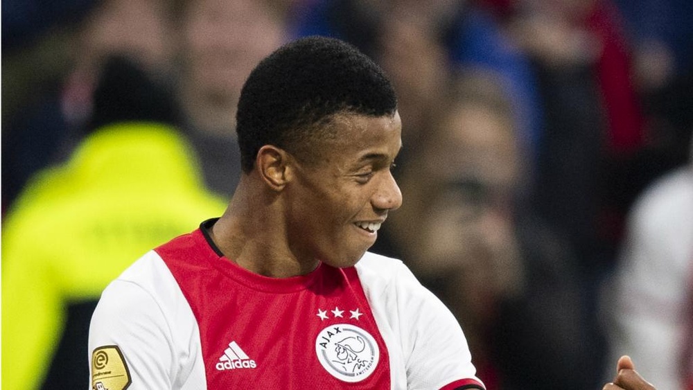 David Neres e Arboleda são flagrados em festa clandestina. EFE