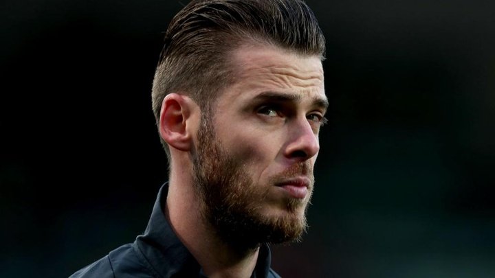 Concern for Manchester United as De Gea limps off