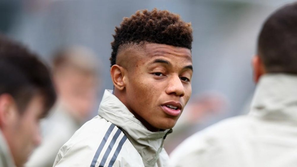 David Neres extends Ajax contract. GOAL