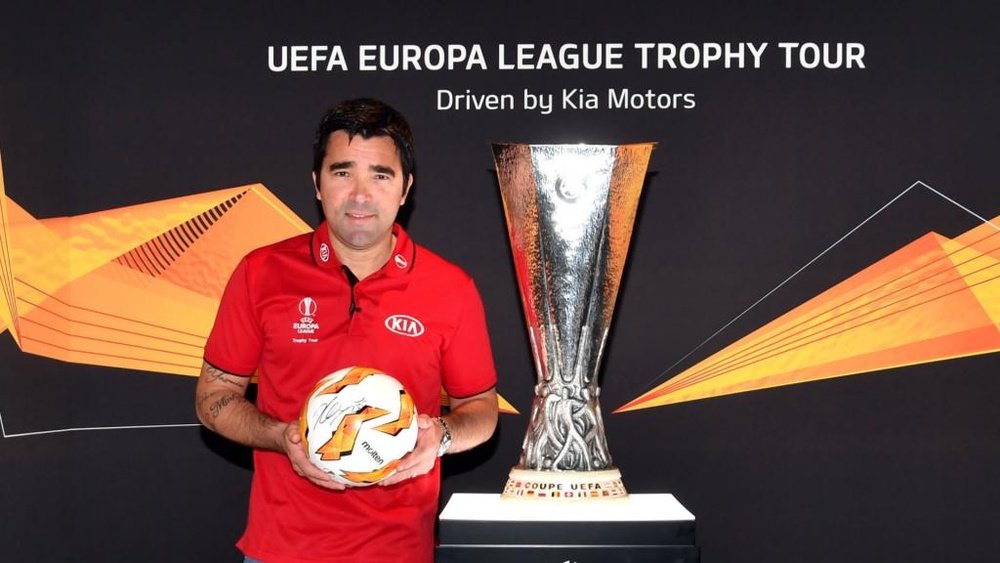 Deco alongside the Europa League trophy. GOAL