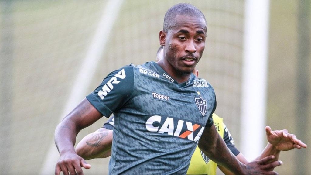 Galo libera Denilson e economiza R$ 3,6 milhões. EFE