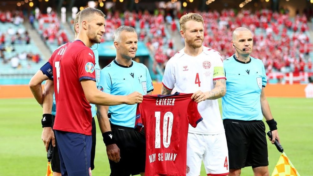 Czech and Denmark players paid their respects to Eriksen pre-match. GOAL