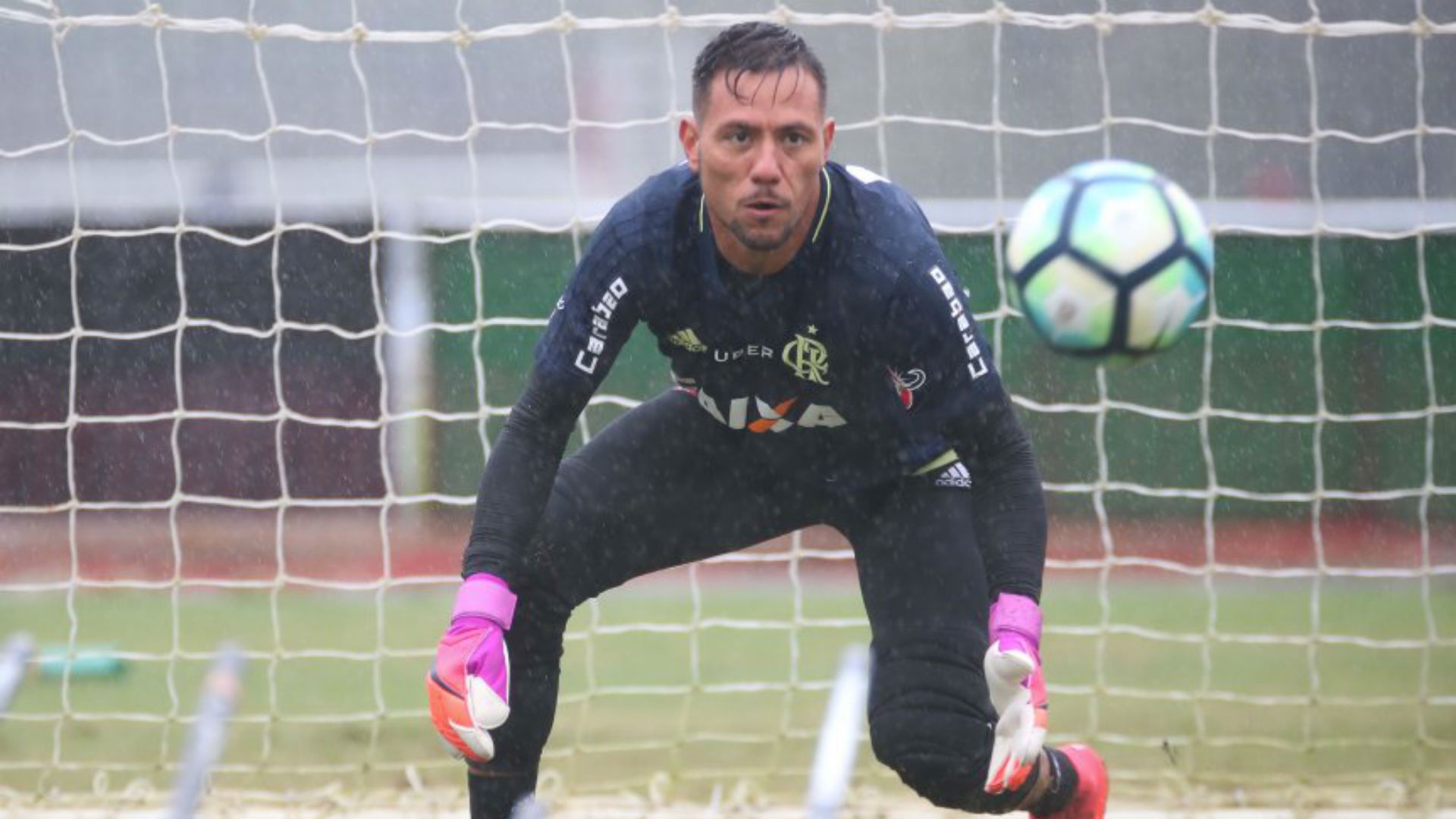 Diego Alves é liberado para treinamentos no Flamengo