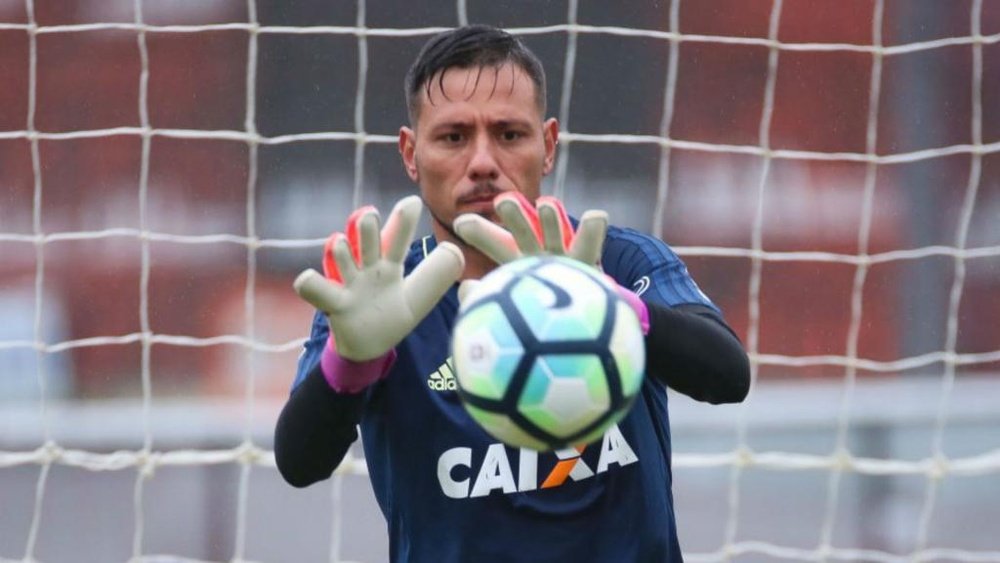 Barrado, Diego Alves se recusa a viajar com Flamengo e deve ser punido pelo clube