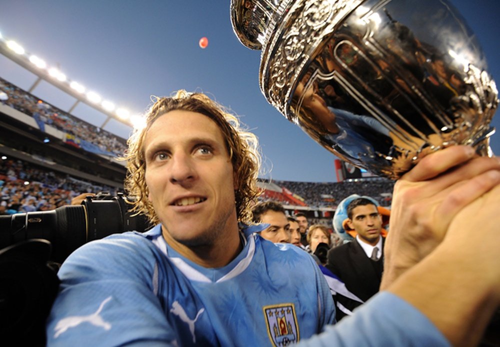 Diego Forlan holds 2011 Copa America trophy. Goal