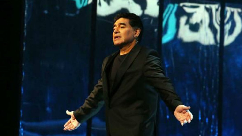Diego Maradona à la ville de Naples lors d'une conférence de presse. GOAL