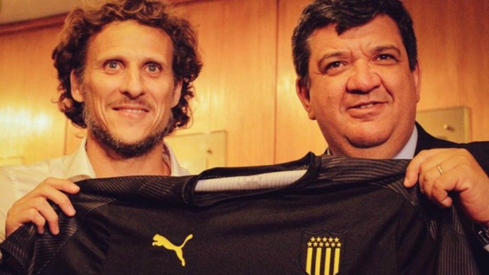 Former Man Utd & Uruguay forward Forlan takes charge of Penarol. AFP
