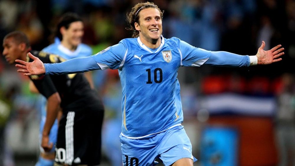 Uruguay great Forlan retires