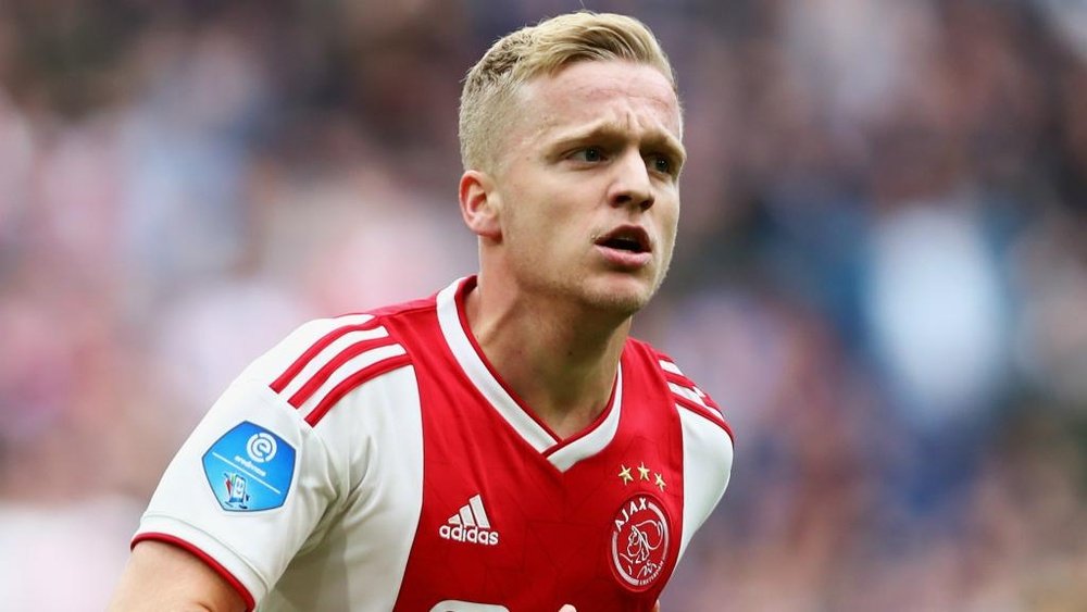 Donny Van de Beek will not join the Ajax exodus. GOAL
