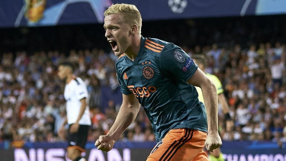 Van de Beek rules out move to Real Madrid in January.