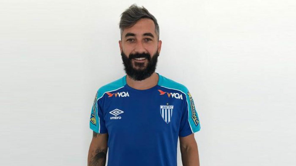Ex-Grêmio, Douglas chega ao Avaí para assinar contrato