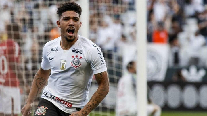 Corinthians fica perto de vender Douglas para o futebol grego