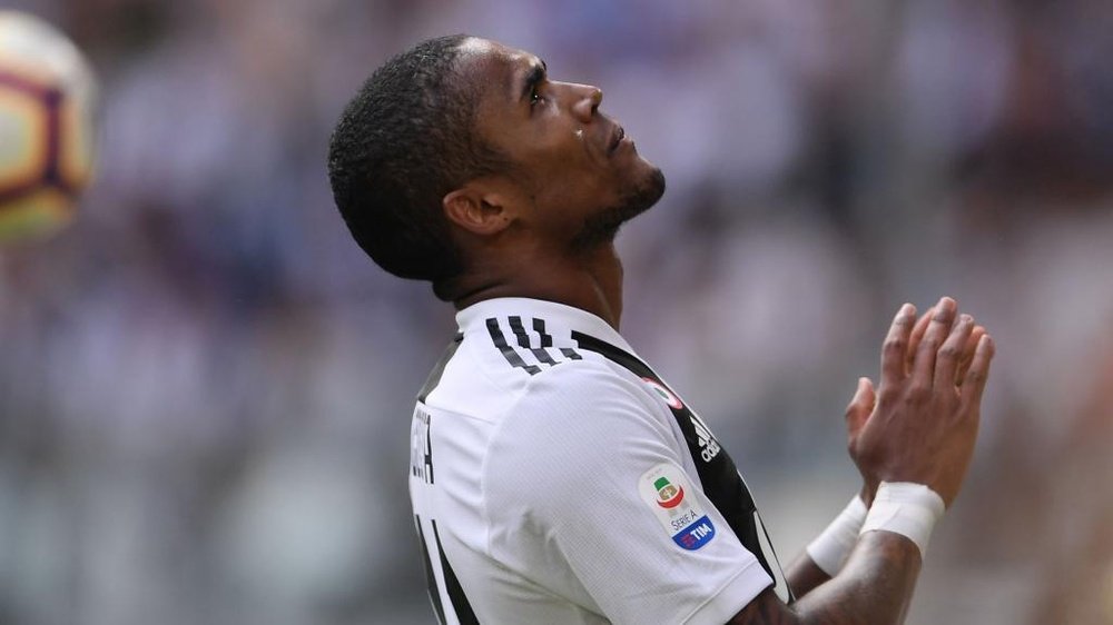 Espulso Douglas Costa. Goal