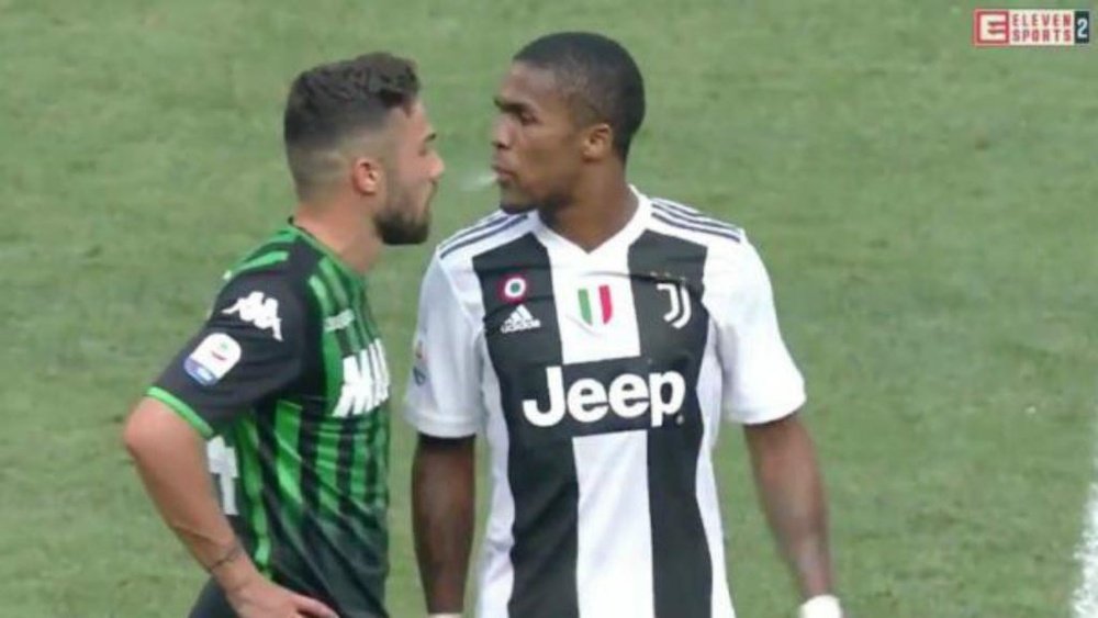 Douglas Costa Juventus spitting