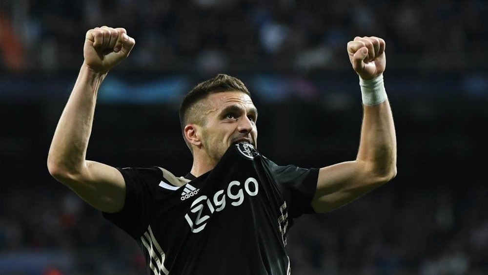 Dusan Tadic will now be at Ajax until 2023. GOAL
