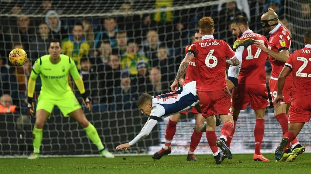 Dwight Gayle has accepted the charge of diving. GOAL