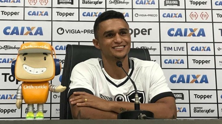 Botafogo apresenta Erik e anuncia renovação de Zé Ricardo
