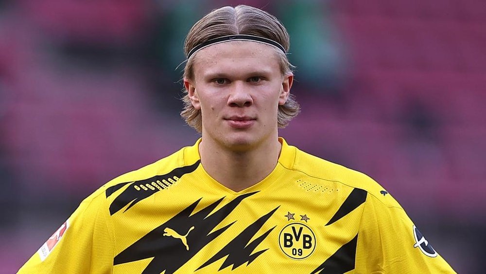 Haaland deve tomar cuidado para não ser 'novo Dembélé' com transferência, alerta ex-Dortmund. AFP