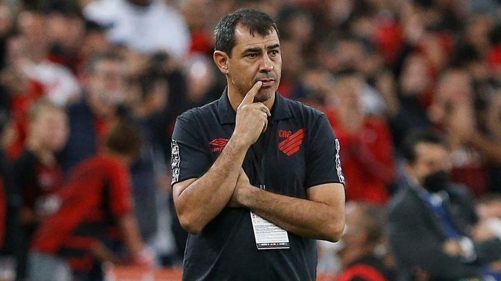 Demissão no Athletico surpreendeu Carille e não teve diretor. EFE