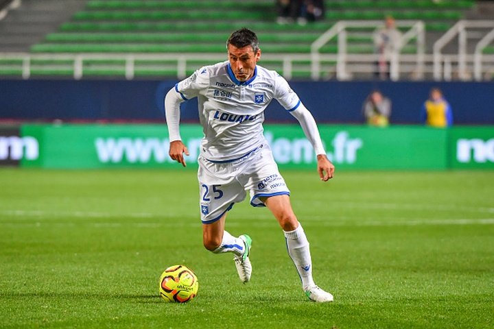 Ligue 2 : le leader Metz surpris par Clermont, Auxerre poursuit sa remontée