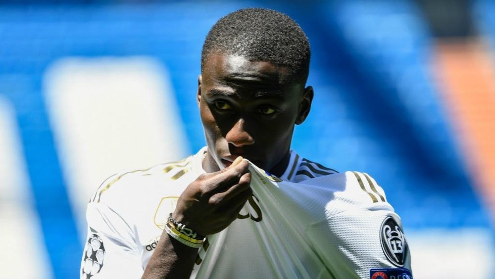 Real, infortunio per Mendy: lesione alla coscia, un mese di stop