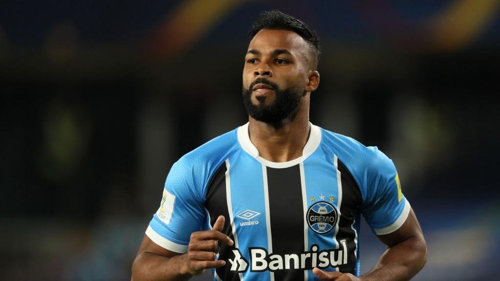 OFICIAL: Fernandinho troca o Grêmio pelo futebol chinês